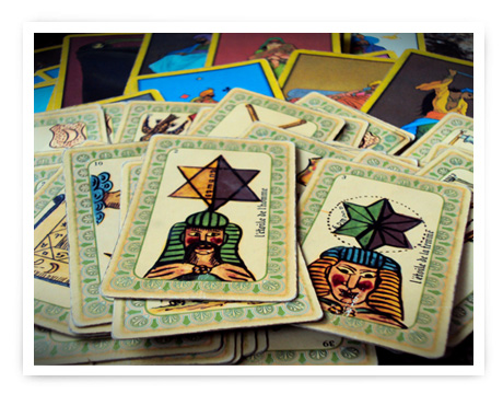 Exemples de jeux de cartes divinatoires utilisés par les voyantes...